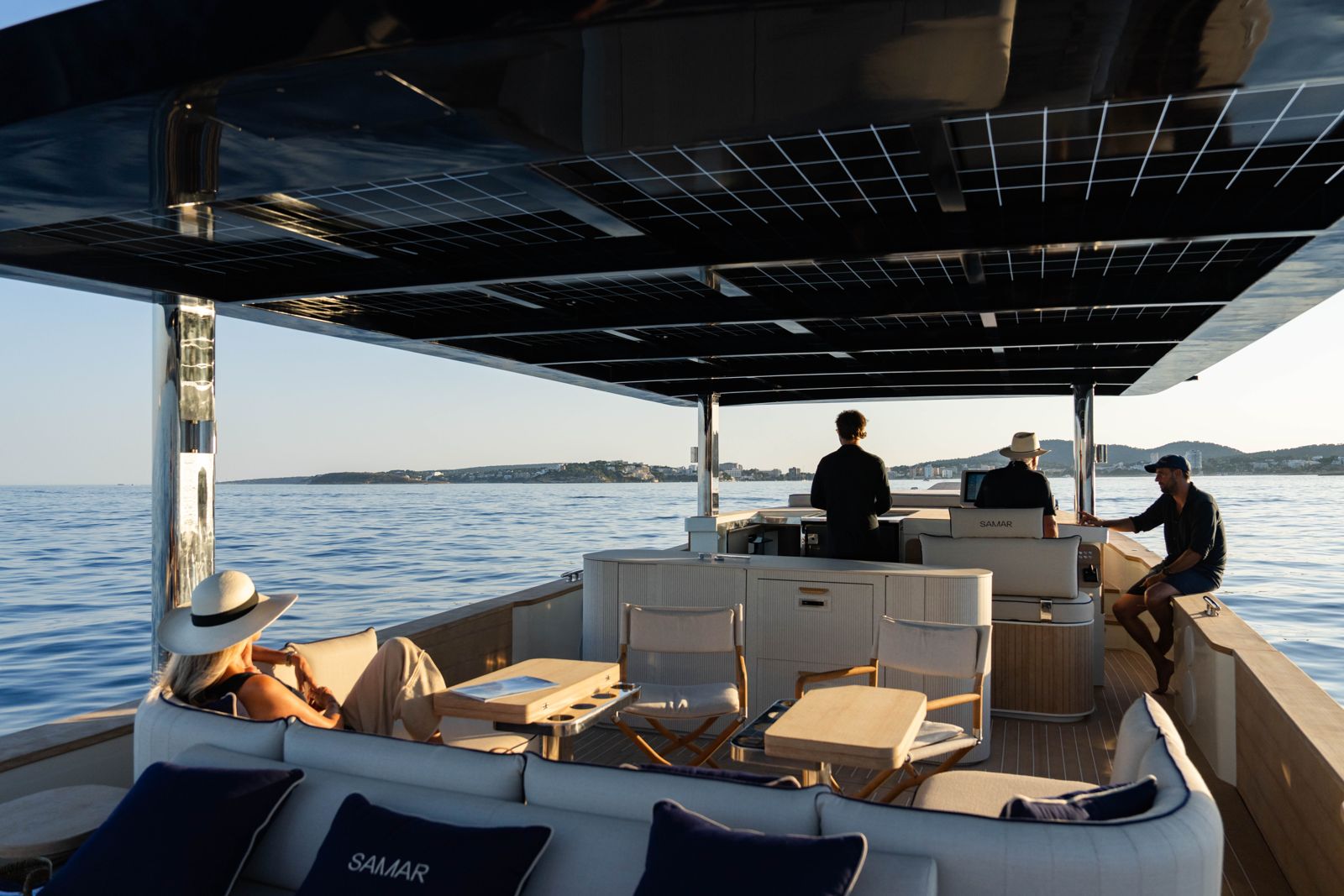The SAMAR 50 seen from the stern: deck, galley and bow lounge in one line