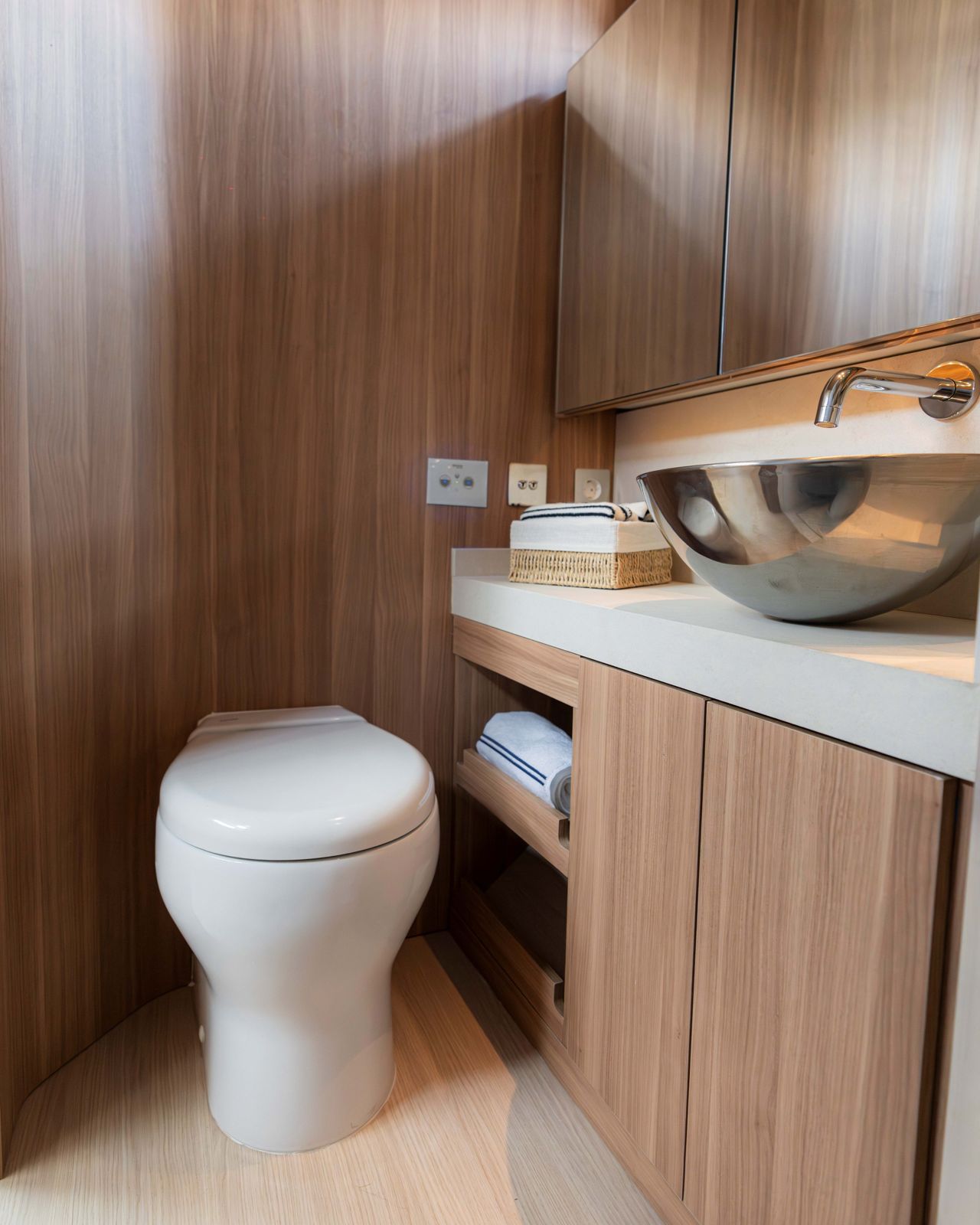 Bathroom with wooden finishes and stainless basin